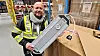 Ola Pedersen med ett av de 1200 armaturene som installeres på Langhus. Foto: Knut Bjørheim