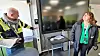 Ola Pedersen og Marcela Lie sjekker forhåndsinnstillingene i et klasserom på Hoppern skole i Moss. Foto: Knut Bjørheim