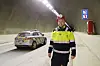 Terje Adolfsen er kontrollingeniør på elektroarbeida i tunnelen. Kraftige ledlamper med kvitt lys gir ein godt opplyst tunnel.