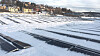 Her smelter snøen av solcellepanelene.