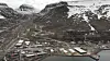Kullkraftverket (til høyre i bildet) produserer strøm og fjernvarme til Longyearbyen. Nå skal det erstattes av en mer miljøvennlig energibærer. Regjeringen foreslår flytende naturgass eller pellets.