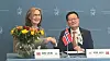 Direktør Forsvarsmateriell Gro Jære og Son Jaeil, konsernsjef i Hanwha Aerospace under kontraktsigneringen. Jaeil sier i pressemeldingen at Hanwha ser fram til videre samarbeid med den norske regjeringen og Forsvaret. Foto: Forsvarsmateriell