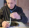 Ødegårds linser skal fylles med saltvannsoppløsning før de settes på. Foto: Knut Bjørheim