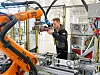 Prosjektingenør Daniel Bjørkheim fra Intek engineering provoserer frem feil i systemet og finjusterer robotenes ytelse på batterifabrikken til Corvus i Bergen.