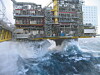 Storm og orkan i Nordsjøen i begynnelsen av november 2006: Oseberg A. Kjempebølger herjer og skader materiell på flere plattformer dette døgnet. Samme døgn gikk et skip rundt i Østersjøen, mens fergetrafikken i Norden ble til dels satt ut av spill. På Hydro-plattformen tok en av Hydros ansatte disse bildene.