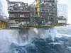 Storm og orkan i Nordsjøen i begynnelsen av november 2006: Oseberg A. Kjempebølger herjer og skader materiell på flere plattformer dette døgnet. Samme døgn gikk et skip rundt i Østersjøen, mens fergetrafikken i Norden ble til dels satt ut av spill. På Hydro-plattformen tok en av Hydros ansatte disse bildene.