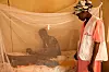 En mor og hennes nyfødte sammen med Elizabeth, tolken til Leger uten grenser, på barselavdelingen på sykehuset i Ulang i Sør-Sudan. Foto: Igor Barbero
