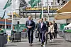 Her går styreleder i Heidelberg Materials, Dominik von Achten (til høyre), sammen kronprins Haakon og energiminister Terje Aasland (bak), på den offisielle åpningen av CO2-fangstanlegget ved sementfabrikken i Brevik. Foto: Arash A. Nejad