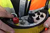 Snørydderen styres med denne bærbare joysticken.