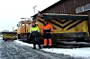Snøsjef Ove Fuglehaug og Knut Erik Vingebakken foran 'Stampa', en Plasser & Theurer traktor fra 1979 med skjær foran og bak.