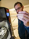 140 mikroliter blod er alt som skal til. Prøvene settes så inn i NMR-maskinen. Førsteamanuensis Jarl Underhaug ved NNP-senteret ved UiB. Bilde: Marius Valle