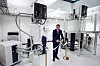 UiB-rektor Dag Rune Olsen klipper snoren under en åpningsseremoni for det nyeste NMR-utstyret ved NNP-plattformen denne uken. Bilde: José Carlos Reyes Guerrero