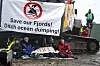 Aksjonister demonstrerer mot deponi i Førdefjorden