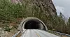 Søndre portal til Hølleslitunnelen, som er fra 1993. Nå skal alt teknisk utstyr skiftes ut, blant annet.