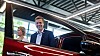 Knut Arild Hareide var tilstede på overrekkelsen av Nissan Leaf nummer 500.000 i Oslo tirsdag 1.9.2020. I bakgrunnen er Norsk elbilforenings leder, Christina Bu.