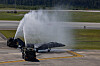 Et amerikansk AV-8B Harrier II-fly får en vannsalutt idet flyene blir tatt helt ut av tjeneste i U.S. Marine Corps.