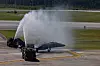 Et amerikansk AV-8B Harrier II-fly får en vannsalutt idet flyene blir tatt helt ut av tjeneste i U.S. Marine Corps.