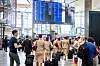 Flypassasjerer og kabinpersonell på Oslo lufthavn Gardermoen en ettermiddag fjor sommer.