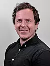 Ulrik Rør, som er seniorrådgiver i Solcellespesialisten, er opptatt av å spre mer kunnskap om solceller på fasade. Foto: Solcellespesialisten