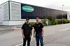 Ketil Heie og Jan Børge Aune i Salatmestern er fornøyd med solcelleanlegget, som er på 158,6 kWp. 60 kWp av dette er på fasaden av fabrikken. Foto: TUM Studio