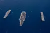 Det amerikanske hangarskipet USS Harry S. Truman seilte i 2022 mellom italienske ITS Cavour (t.v.) og spanske LHD Juan Carlos I. Begge de europeiske skipene har Harrier-fly på flydekket. Foto: Crayton Agnew/U.S. Navy