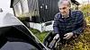 Tom Gran planlegger å fortsette å bruke sine ladere som før. Han etterlyser at det kommer en tydelig avklaring før han eventuelt følger et pålegg Foto: Arash A. Nejad