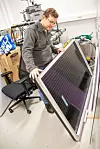 Løsningen kan monteres utenpå vanlige solcellepaneler ved å bruke aluminiumsporfiler. Foto: Marius Valle
