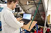 Masterstudent Rolf Erik Oehme har jobbet med prosjektet et halvt år. Han skriver masteroppgave om solfangeren og nanofluidene de eksperimenterer med. Flere studenter har vært involvert i prosjektet. Foto: Marius Valle