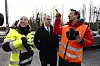 Solveig Bratlie (geotekniker), Kjartan Berland (ordfører Lillestrøm) og Simon Oldani (operativ leder NVE) i prat mandag ettermiddag.