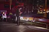 En mann selger lommelykter og batteriradioer i Barcelona under strømbruddet.