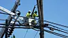 Kraftselskapet Hawaiian Electric Company er saksøkt av myndighetene på Maui etter brannen som ødela turistbyen Lahaina. Her reparerer arbeidere kraftlinjene i byen.