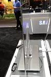 SKEIV: TV-en er så fersk at den er satt sammen for hånd. Legg derfor merke til svaien i toppen.