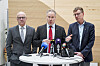 Samferdselsminister Jon-Ivar Nygård (i midten) har holdt møte for å diskutere togstansen i jula. T.v. Bane Nor-direktør Thor Gjermund Eriksen, t.h. Knut Sletta, direktør i Jernbanedirektoratet.
