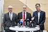 Også dette trekløveret er innom at punktligheten ville økt med reduserte ambisjoner: Samferdselsminister Jon-Ivar Nygård (Ap) flankert av Thor Gjermund Eriksen i Bane NOR (t.v) og Knut Sletta i Jernbanedirektoratet (t.h.).