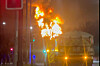 Flammer stiger opp fra en elektrisk transformatorstasjon