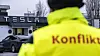 Streikevakt fra det svenske fagforbundet IF Metall utenfor Teslas filial i Malmö. Etter over fem uker med streik i Sverige, går nå danske 3F også til streik mot elbilselskapet.