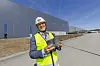 Administrerende direktør Lars Christian Bacher i Morrow Batteries viser frem Morrows battericeller.