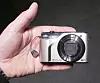 FANGER KULER: Casio Exilim EX-FH100 er ikke som andre kameraer. I tillegg til å ta vanlige bilder og HD-video kan det ta superkjapp video i opptil 1000 bilder i sekundet. Det er nok til å filme hva som skjer når en geværkule går gjennom et eple. Kameraet kan også ta vanlige bilder med en hastighet på 40 bilder i sekundet. Her trengs det ikke noen blunkeautomatikk eller andre fiksfakserier. Bare sorter ut det beste bildet fra serien.