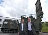 Salgssjef Ole Gabrielsen (t.v) og produktsjef for Giraffe 8A Torstein Bergli i Saab Technologies Norway foran en Arthur-enhet.