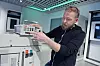 Prosjektingeniør Jan-Egil Helgestad med smart-nett-boksen som skal inn i nettstasjonene i Sande.