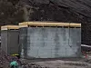 Husene i henholdsvis plasstøpt betong og leca med belastede bjelkelag oppå som simulere vekten av en enebolig. Foto: Standard Norge