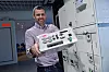 Stian Reite, Smart Grid-ansvarlig i ABB med enheten som skal bidra til 'selvheling' av distribusjonsnettet. Foto: ABB