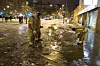 BRUDD: Vannet flommet ut over området ved Tøyenbekken og deler av Grønlandsleiret i Oslo en morgen i januar. Gatene ble ufremkommelige for både biler og busser, men etterhvert fikk man åpnet kumlokkene som var nediset, og oppryddingen kunne begynne.