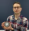 Kristian Solheim Thinn er forsker i Sintef. Hans ekspertise er på elektrisk kraftforsyning – nærmere bestemt kraftkabler, solstormer og elektromagnetiske felter. Her viser han fram innmaten i en kraftkabel. Foto: Hege Tunstad/Gemini.no