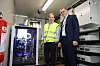 Teknologidirektør Kjell Rabben i Havila Kystruten med Anders Valland ved siden av brenselcellen fra Hydrogenics. Foto: Tore Stensvold