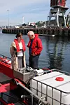 REVOLUSJON: Anne Christine Parborg og Knut Frederik Horn fra WWF mener ISO 3Shire liner med pumpe og tanker revolusjonerer strandrensking.