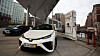 Toyota Mirai på en av de fire hydrogenfyllestasjonene i Hamburg.