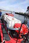 SVENSK: Den røde Sala rollpump er en viktig del av toget ISO 3 Shore line. Med lang slange kan den komme til over alt der det i dag krabber hundrevis av frivillige strandrenskere med skjeer og bøtter.