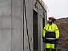 Karin Norén-Cosgriff fra NGI og måleinstrumenter på leca-huset. Foto: Standard Norge