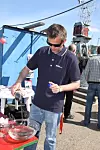 SØL: Rune Rørstad fra Bodø Industri heller spillolje på saltvann. Han skal vise hvordan mose suger opp olje og hvordan det lett kan fjernes og etterlate rent vann.